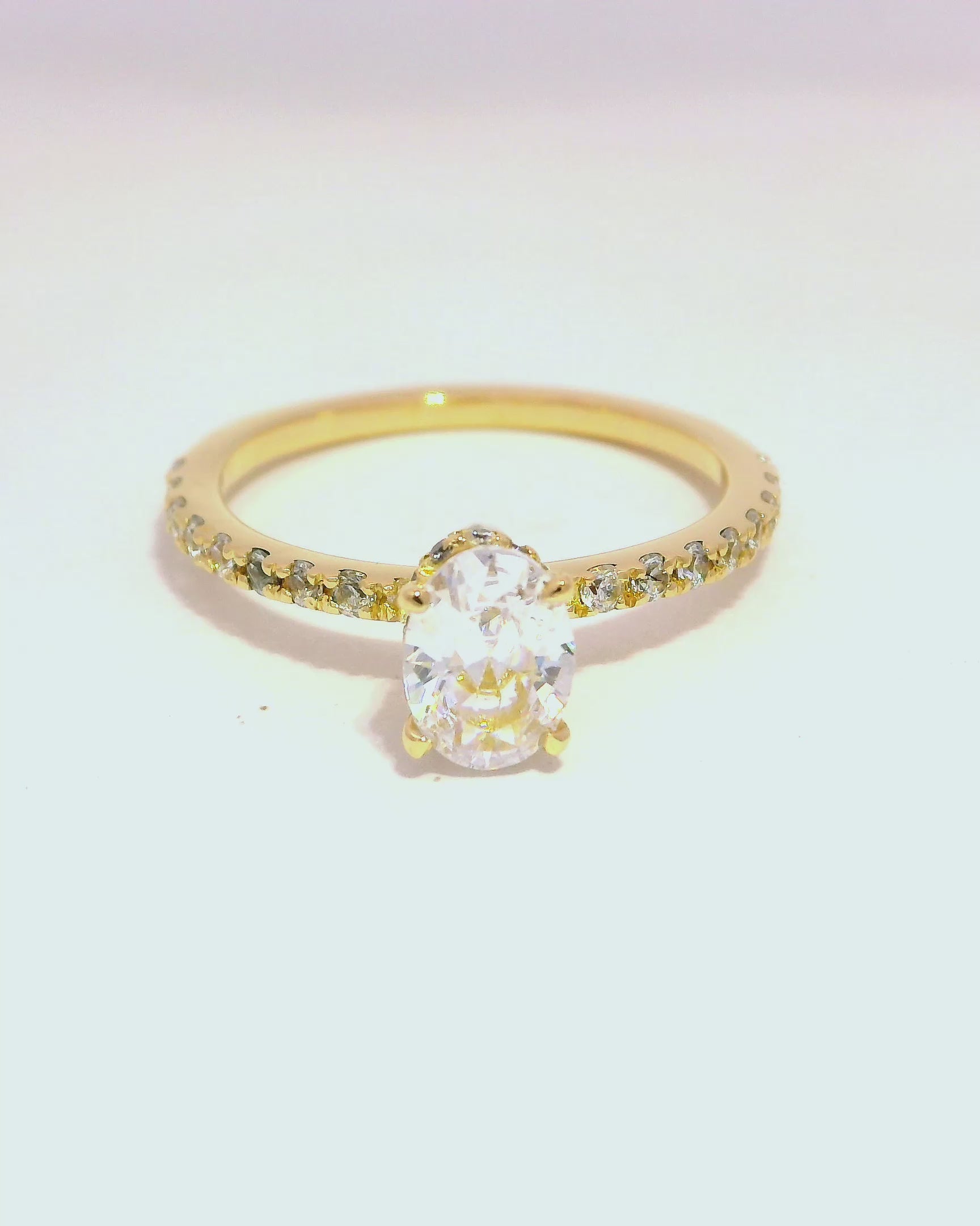 Anillo de compromiso brillante con diamante oval de 0.55 cts