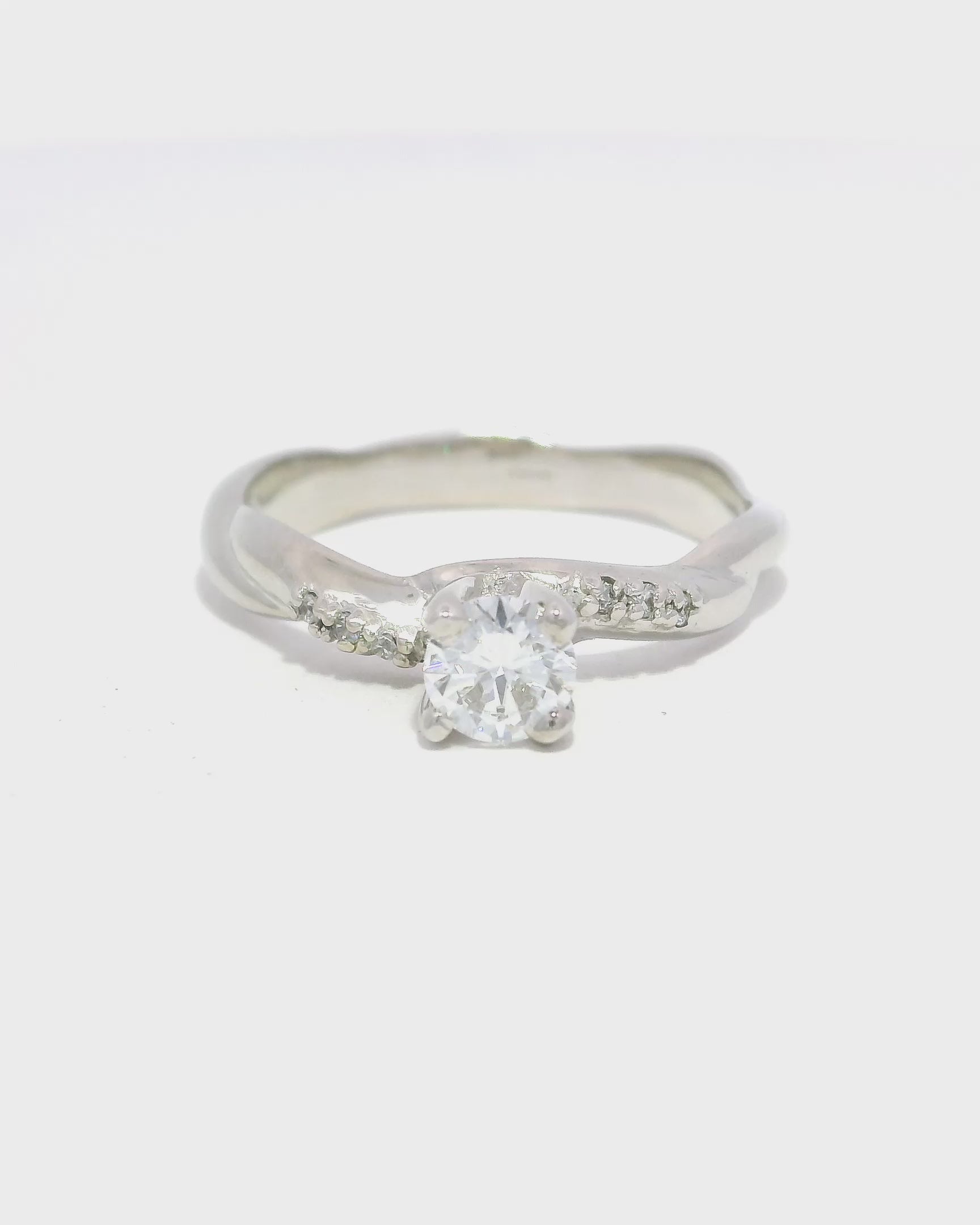 Anillo de oro blanco 18k ley 750 soga