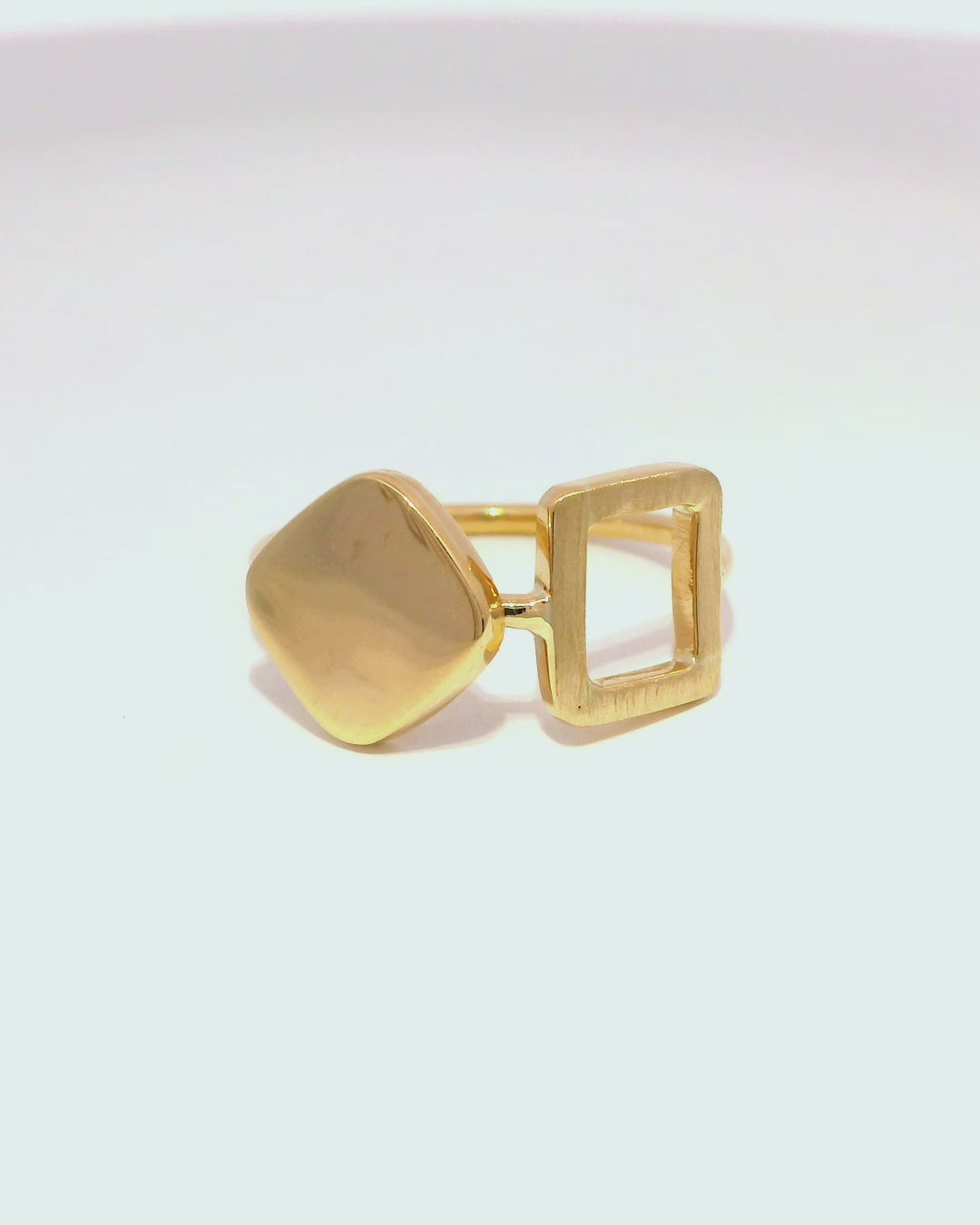 Anillo moderno de diseño minimalista en oro amarillo 18k ley