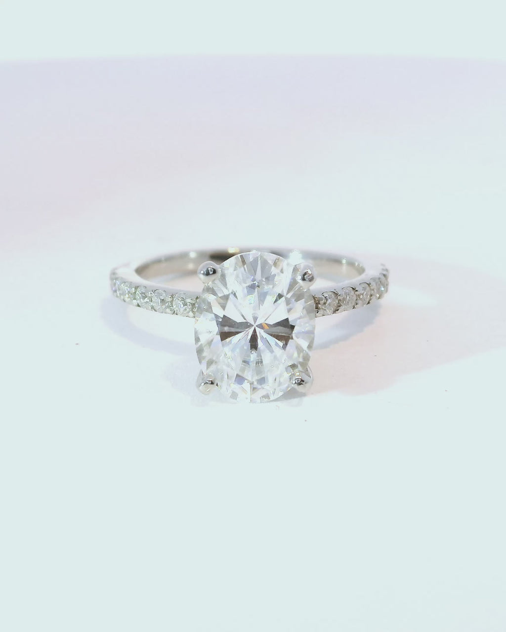 Anillo de compromiso en oro blanco oval 18k ley