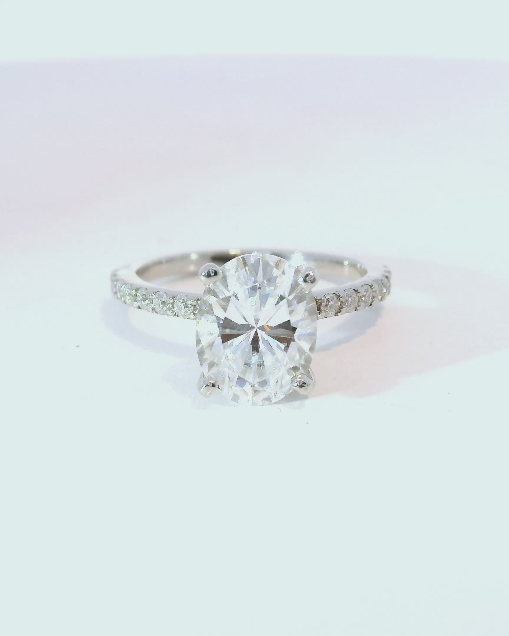 Anillo de compromiso en oro blanco oval 18k ley