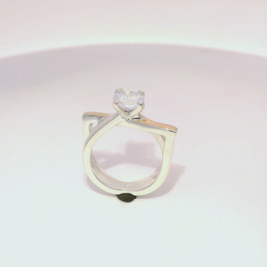 Anillo de compromiso elegante en plata con perla