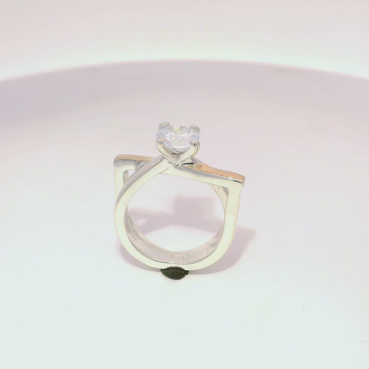 Anillo de compromiso elegante en plata con perla