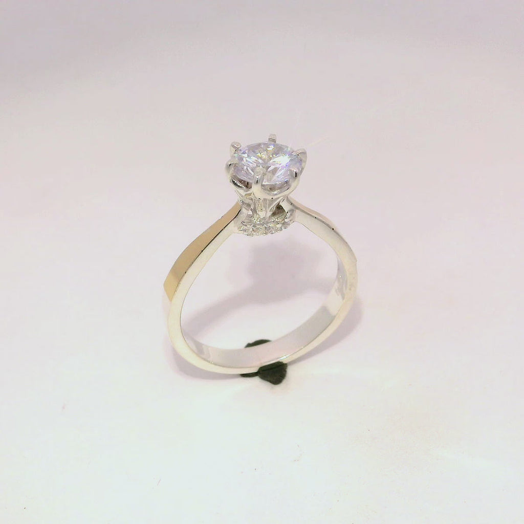 Anillo de compromiso con zircón redondo