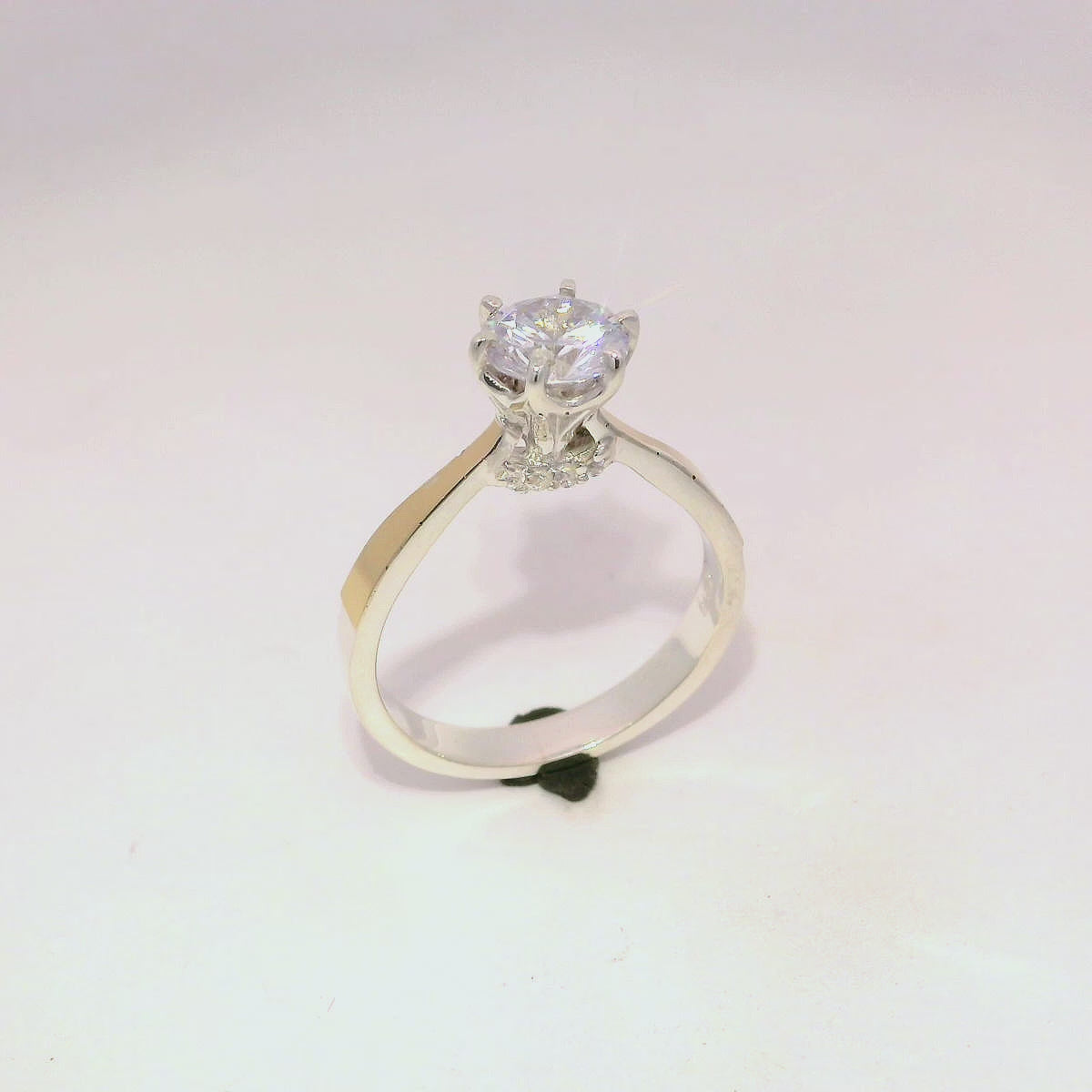 Anillo de compromiso con zircón redondo