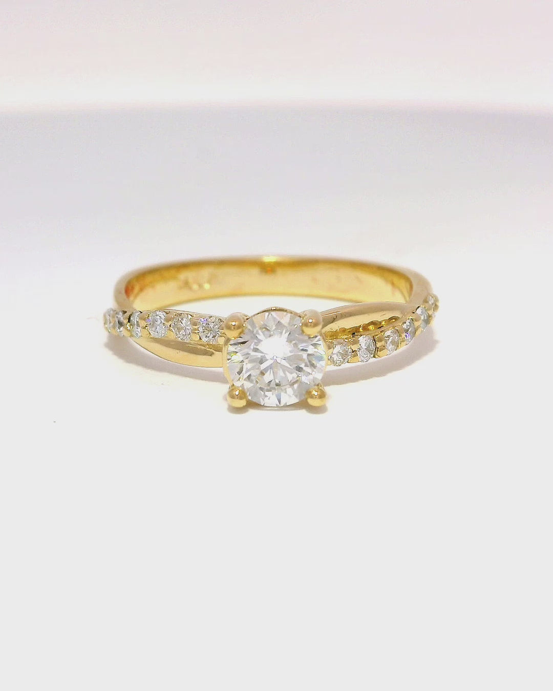 Anillo de compromiso entrelazado en oro amarillo 18k ley