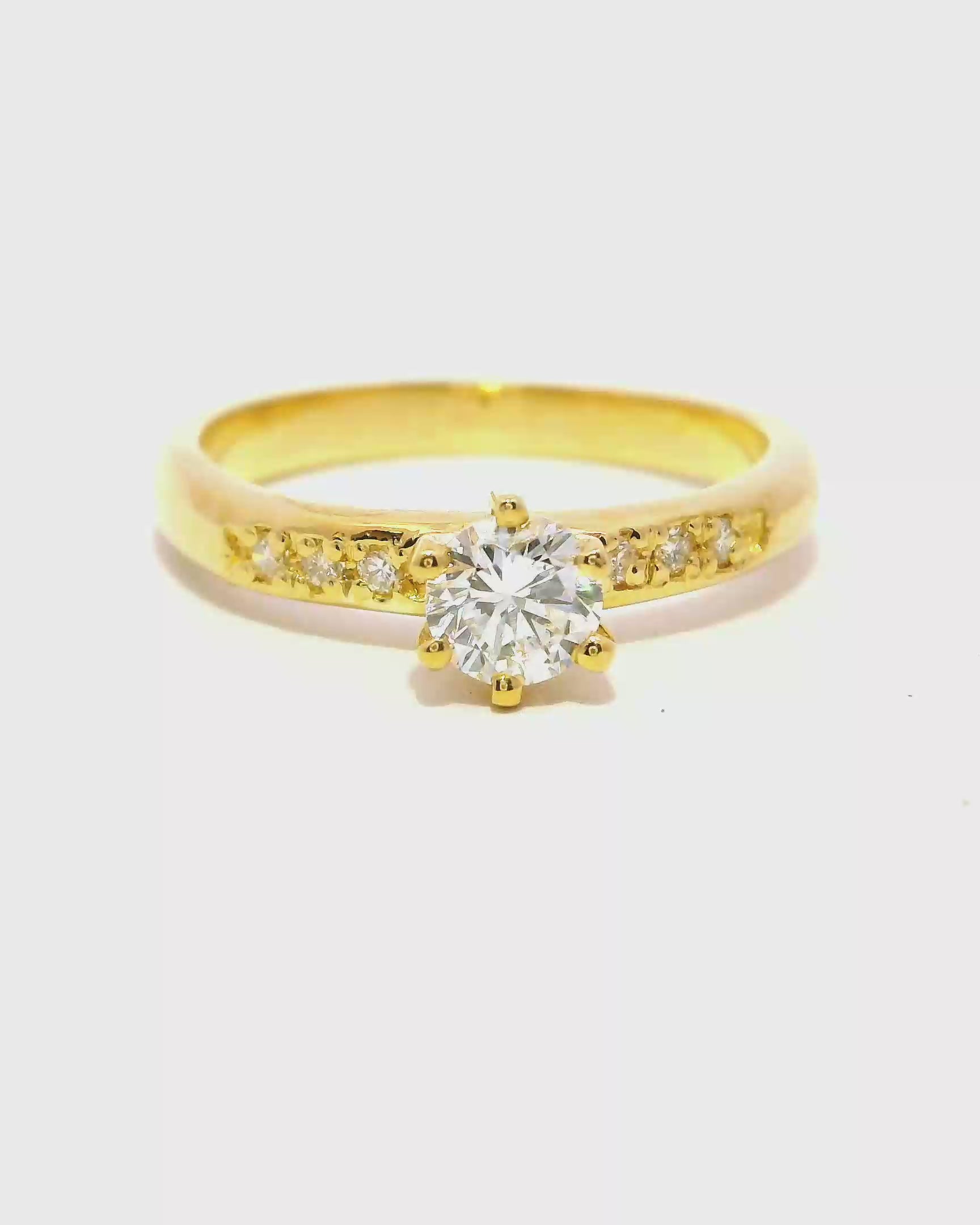 Anillo Solitario en Oro Amarillo con Diamantes