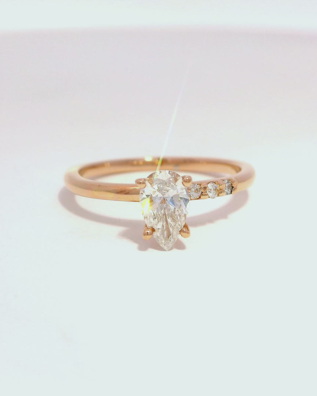 Solitario Oro Rosa 18k ley con diamante diamante gota