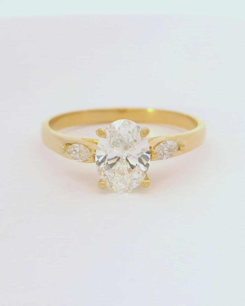 Anillo de compromiso en oro amarillo 18k (750) Oval ancho 2 mm
