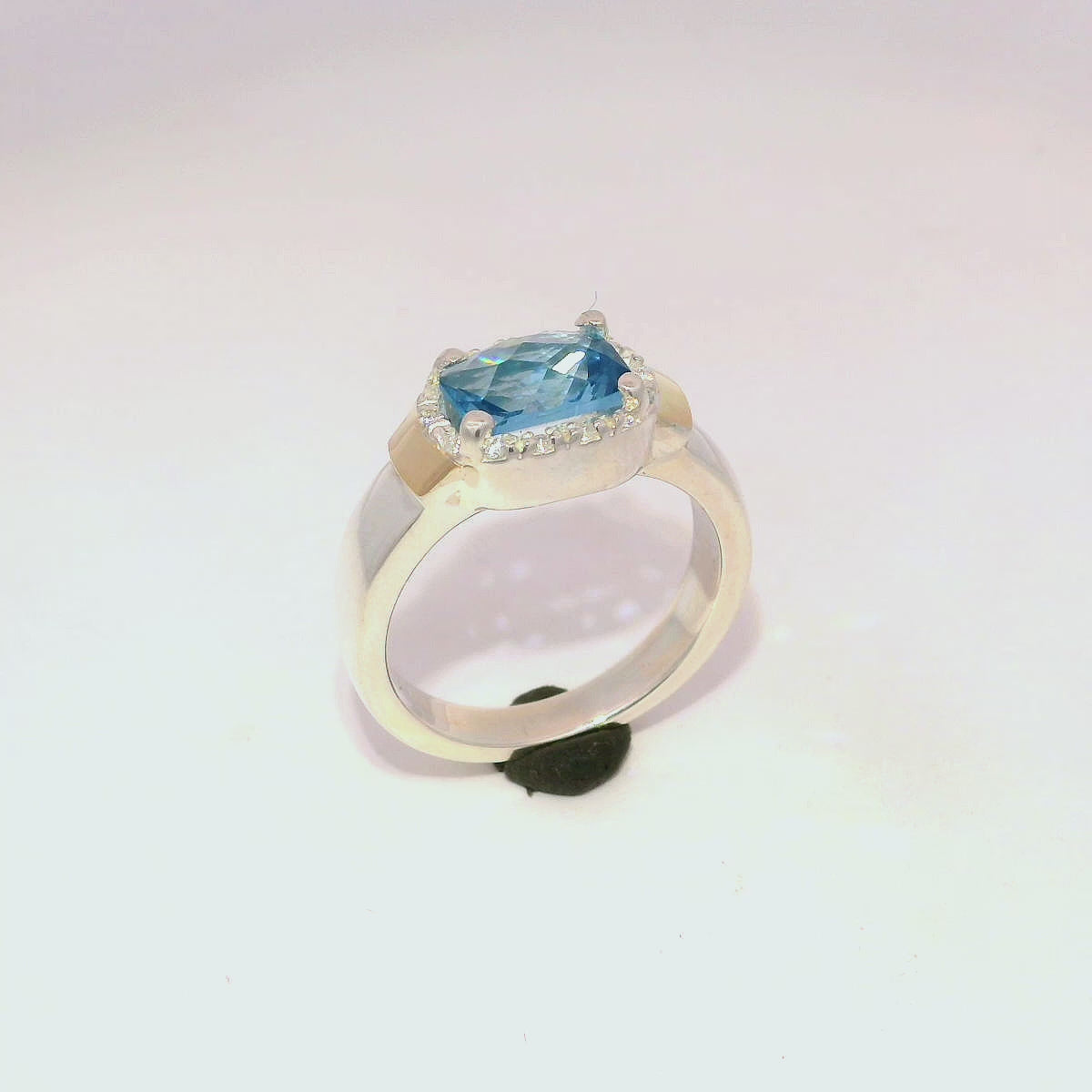 Anillo de zircón agua marina en plata con oro