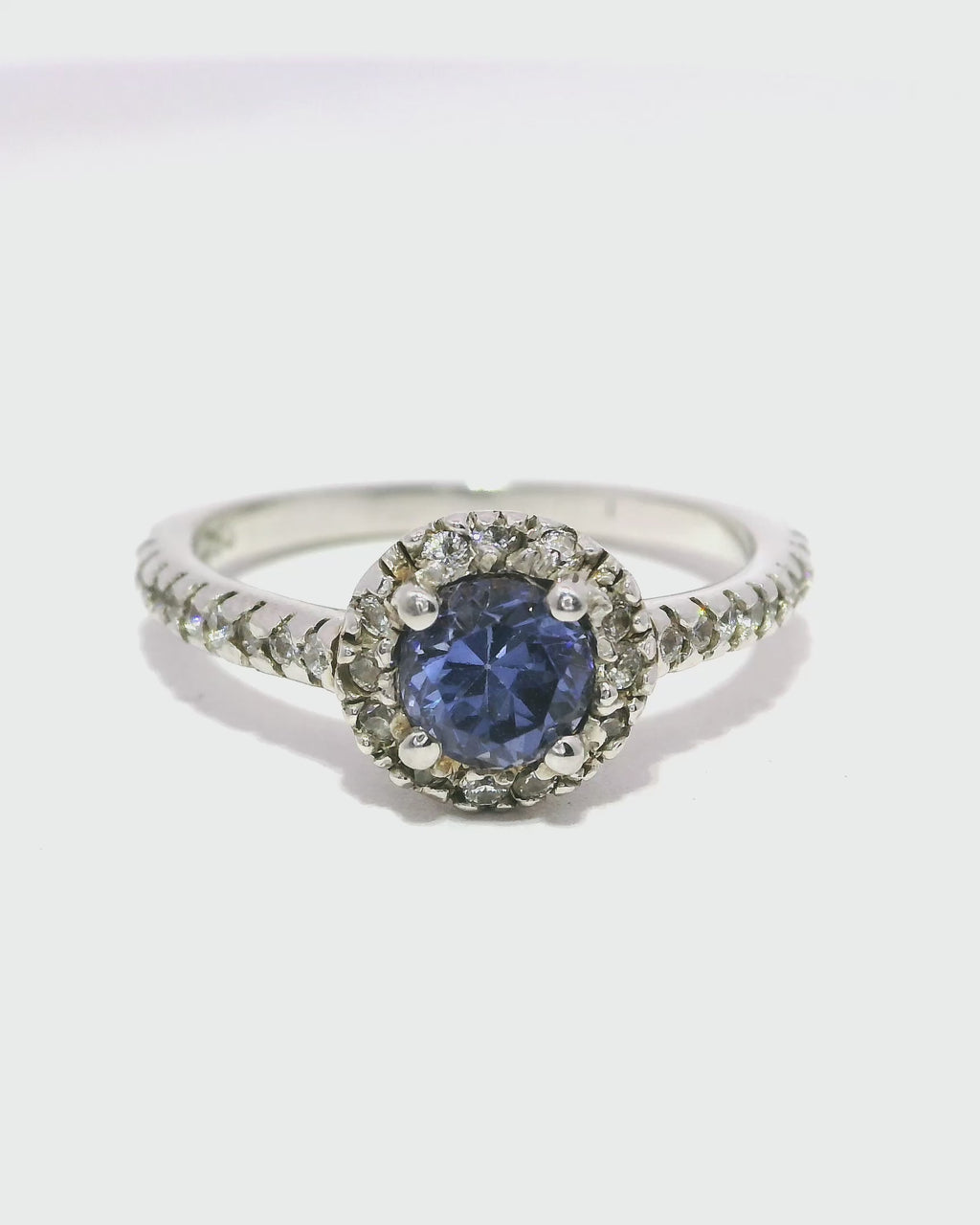 Anillo de oro blanco 18k ley con zafiro deslumbrante