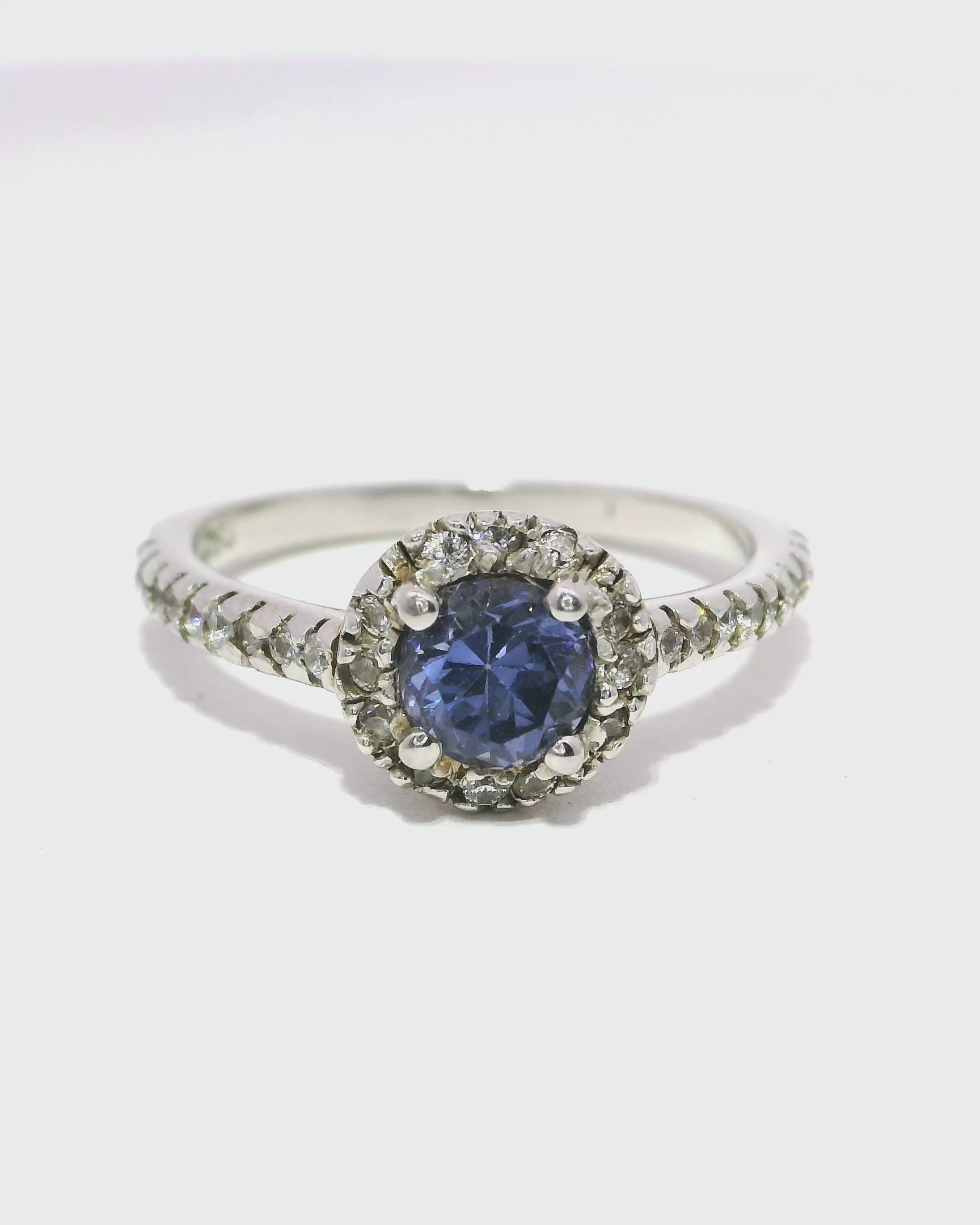 Anillo de oro blanco 18k ley con zafiro deslumbrante